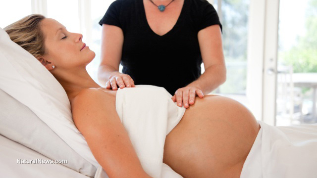 Pregnant-Woman-Midwife-Massage